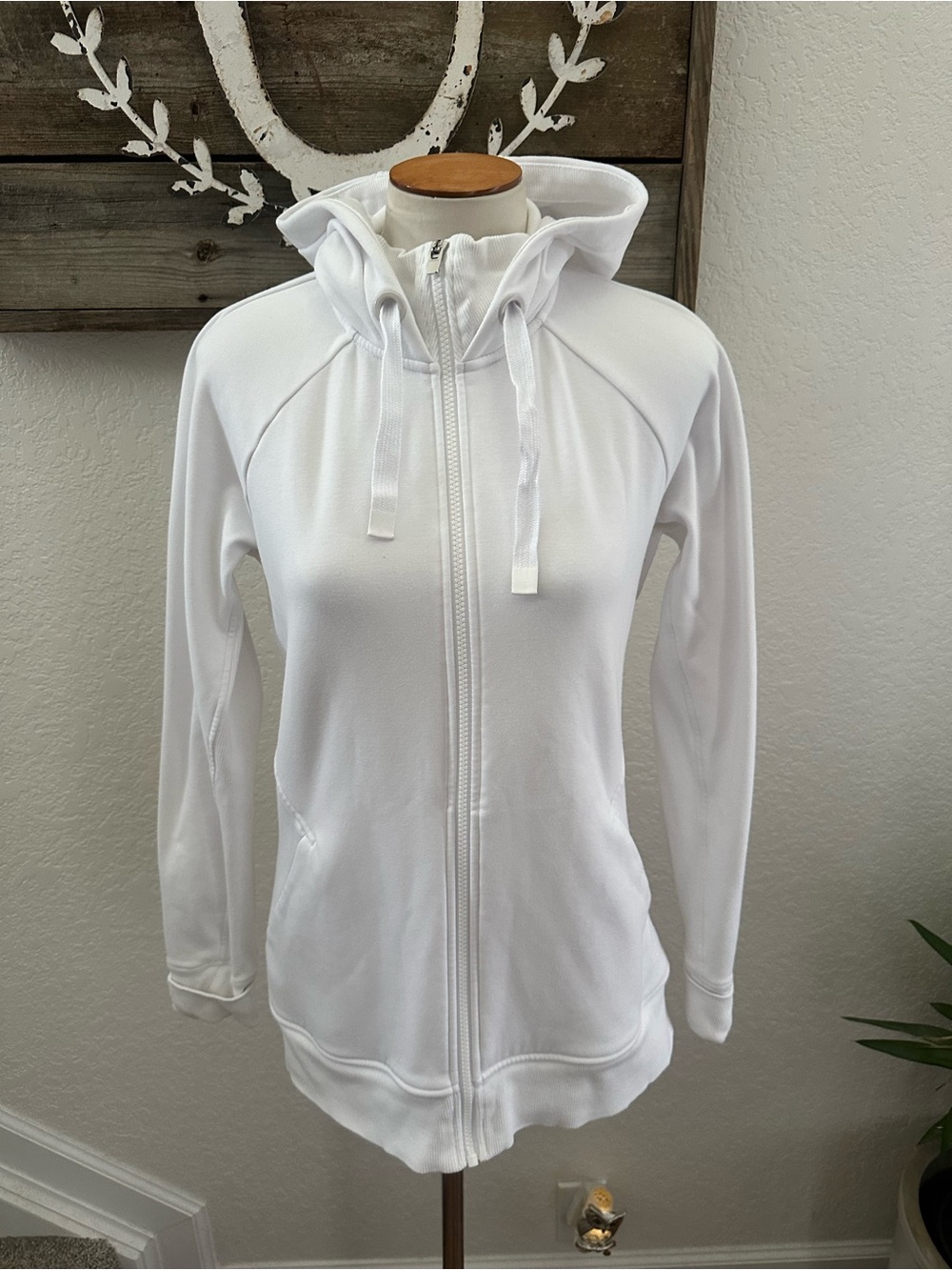 Athleta Triumph hoodie white ladies sweatshirt hoodie with Medium Tall